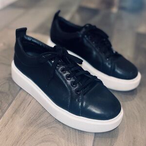 J/Slides NYC Delilah Black Leather
Platform Sneakers Size 9W…worn 2x 🖤🤍